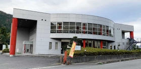 黒田庄和牛のコロッケやカレーなども販売するＪＡみのり特産開発センター＝西脇市黒田庄町