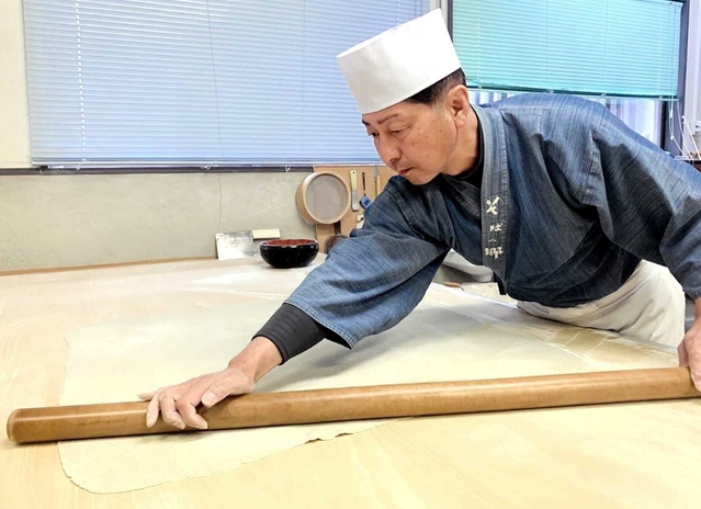 十割そばの技を引き継ぐ本田忠寛さん＝豊岡市但東町、赤花そばの郷