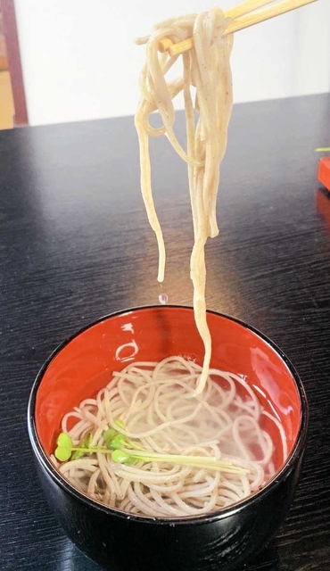 水を満たした器に入れ、何も付けずに食べる「水そば」