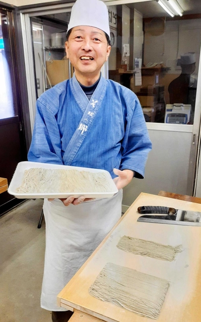 「うちのそばは１人前が１６０グラム。たっぷり味わって」。打ちたてのそばについて話す忠寛さん