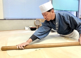十割そばの技を引き継ぐ本田忠寛さん＝豊岡市但東町、赤花そばの郷