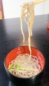 水を満たした器に入れ、何も付けずに食べる「水そば」