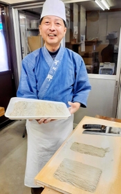 「うちのそばは１人前が１６０グラム。たっぷり味わって」。打ちたてのそばについて話す忠寛さん
