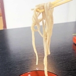 水を満たした器に入れ、何も付けずに食べる「水そば」