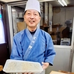 「うちのそばは１人前が１６０グラム。たっぷり味わって」。打ちたてのそばについて話す忠寛さん