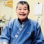 焼き畑跡で栽培した赤花そばの実について話す本田重美さん（２０１６年）