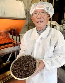 東播磨産の六条大麦を使って麦茶をつくる長谷川商店の大篠昭雄さん＝加古川市内