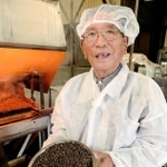 東播磨産の六条大麦を使って麦茶をつくる長谷川商店の大篠昭雄さん＝加古川市内