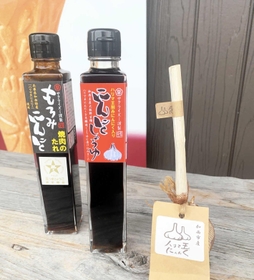ハリマ王を使った高橋醤油の焼き肉のたれ（左）としょうゆ製品（中央）＝加西市内