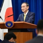 官邸で記者会見する菅首相
