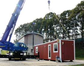 北海道胆振東部地震の被災者向けに設置されたモバイル型仮設住宅（日本ムービングハウス協会提供）