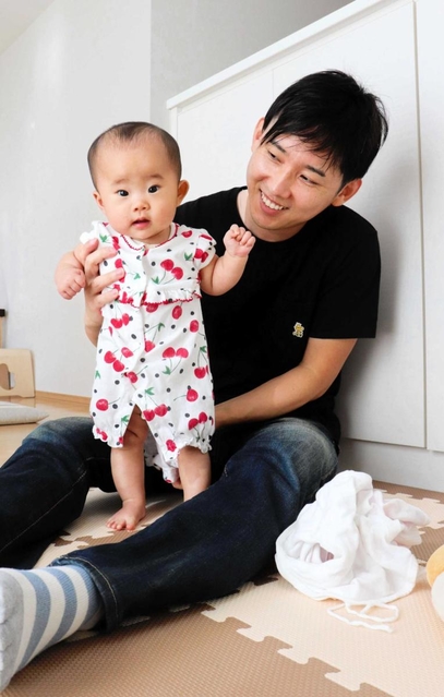 育休を取った男性。わが子の成長を日々実感する＝神戸市内