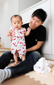 育休を取った男性。わが子の成長を日々実感する＝神戸市内