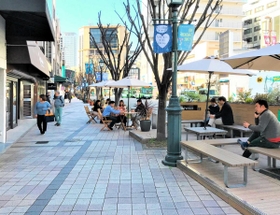 ゆったりとした歩道が特徴的な三宮中央通り＝神戸市中央区三宮町３（同市提供）