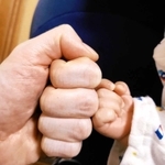 父と子の手と手。男性も育休で絆を深められる＝洲本市内