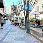 ゆったりとした歩道が特徴的な三宮中央通り＝神戸市中央区三宮町３（同市提供）