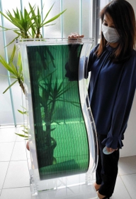 化学品メーカーのＭＯＲＥＳＣＯ（モレスコ）が開発する有機薄膜太陽電池＝神戸市中央区港島南町５