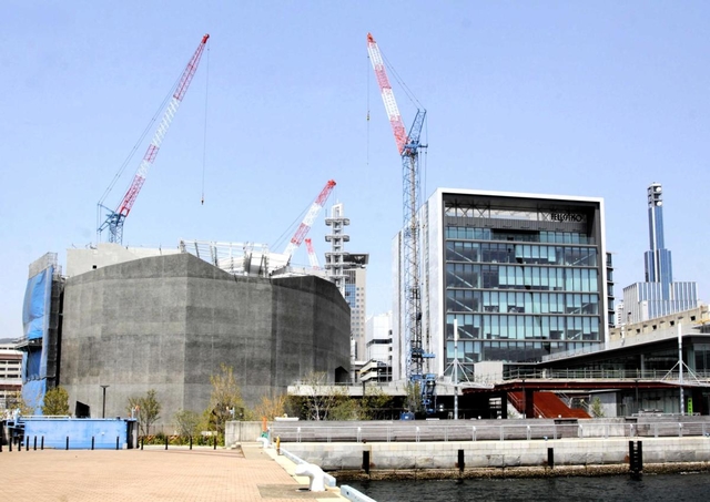 第１突堤基部に進出したフェリシモ本社（右）と建設中の神戸ポートミュージアム＝神戸市中央区新港町
