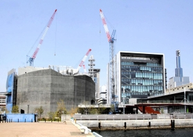 第１突堤基部に進出したフェリシモ本社（右）と建設中の神戸ポートミュージアム＝神戸市中央区新港町