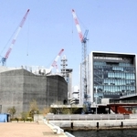 第１突堤基部に進出したフェリシモ本社（右）と建設中の神戸ポートミュージアム＝神戸市中央区新港町