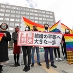 同性婚訴訟の札幌地裁判決後、「違憲判決」と書かれた紙を掲げる原告の弁護士と支援者ら＝３月１７日、札幌市