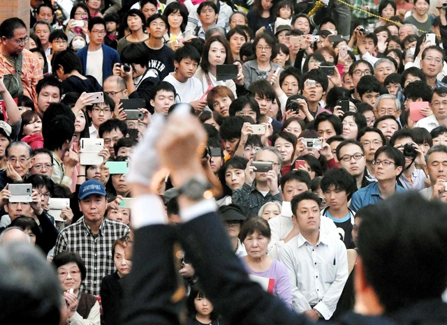 前回の衆院選で、街頭演説に耳を傾ける人たち＝２０１７年１０月、神戸市内
