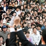 前回の衆院選で、街頭演説に耳を傾ける人たち＝２０１７年１０月、神戸市内