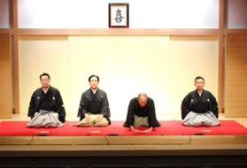 口上をする（左から）林家染吉さん、桂米団治さん、桂八十八さん、桂勢朝さん＝神戸新開地・喜楽館