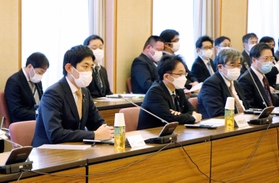 有識者会議であいさつする小林鷹之経済安保相（前列左端）＝東京都港区