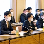 有識者会議であいさつする小林鷹之経済安保相（前列左端）＝東京都港区