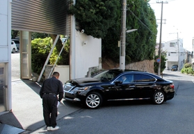 山口組総本部に入る車＝２７日午前、神戸市灘区篠原本町４