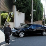山口組総本部に入る車＝２７日午前、神戸市灘区篠原本町４
