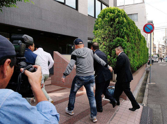 離脱派の初の「定例会」に集まったとみられる組長ら＝５日午前８時５８分、神戸市中央区花隈町