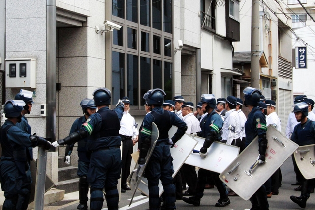 山健組最高幹部が関わったとされる詐欺事件の関係先として、同組事務所に捜索に入る兵庫県警の捜査員ら＝３０日午前１０時５０分、神戸市中央区花隈町