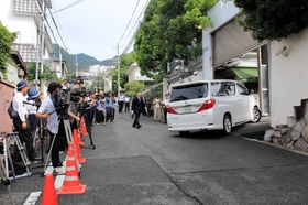山口組執行部が集まった総本部。周辺では兵庫県警の厳重な警戒が続く＝１日午前８時４１分、神戸市灘区篠原本町４