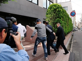 離脱派の初の「定例会」に集まったとみられる組長ら＝５日午前８時５８分、神戸市中央区花隈町