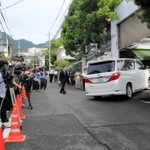山口組執行部が集まった総本部。周辺では兵庫県警の厳重な警戒が続く＝１日午前８時４１分、神戸市灘区篠原本町４