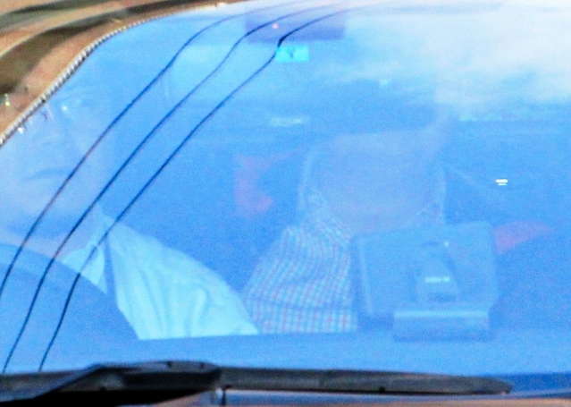 山口組系健心会組長の江口健治容疑者を乗せた捜査車両＝２０日午前９時３４分、神戸市中央区中山手通２、生田署