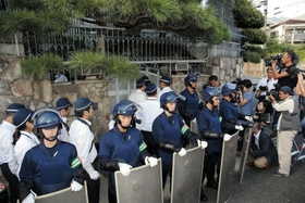 山口組総本部に捜索に入る兵庫県警の捜査員ら＝２日午後２時１１分、神戸市灘区篠原本町４