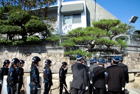 山口組総本部の捜索に入る兵庫県警の捜査員＝２８日午前１１時２分、神戸市灘区篠原本町４