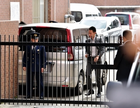逮捕後に移送された俠友会組長の寺岡修容疑者を乗せた捜査車両＝２２日午後０時４２分、明石市田町２、明石署