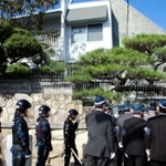 山口組総本部の捜索に入る兵庫県警の捜査員＝２８日午前１１時２分、神戸市灘区篠原本町４