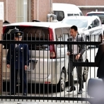 逮捕後に移送された俠友会組長の寺岡修容疑者を乗せた捜査車両＝２２日午後０時４２分、明石市田町２、明石署