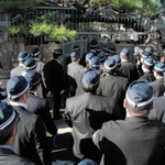 山口組総本部に捜索に入る兵庫県警の捜査員ら＝１２日午後２時２分、神戸市灘区篠原本町４