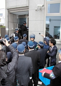 道交法違反容疑で山健組事務所に捜索に入る兵庫県警の捜査員ら＝１１日午後１時５６分、神戸市中央区花隈町