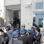 道交法違反容疑で山健組事務所に捜索に入る兵庫県警の捜査員ら＝１１日午後１時５６分、神戸市中央区花隈町
