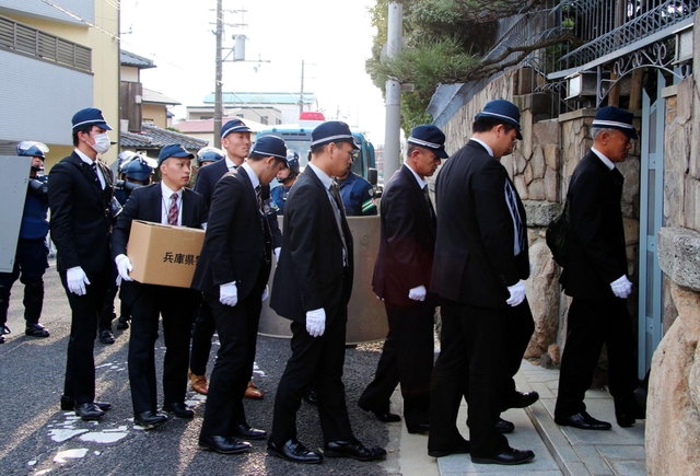 山口組総本部に捜索に入る兵庫県警の捜査員ら＝８日午後３時６分、神戸市灘区篠原本町４