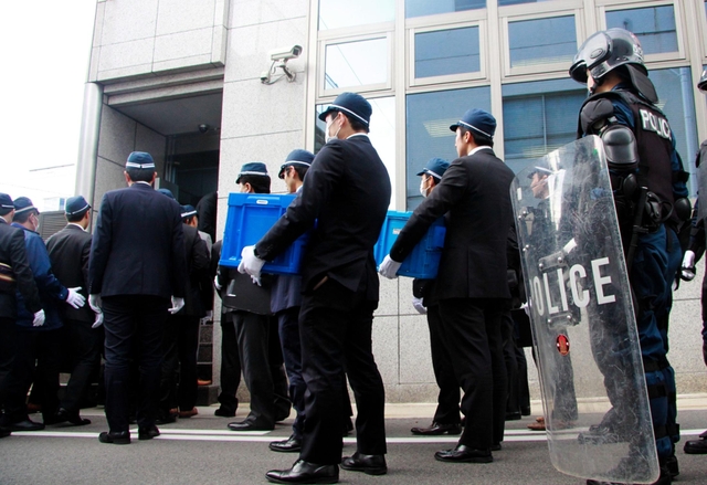 山健組事務所に捜索に入る兵庫県警の捜査員＝１２日午後２時２６分、神戸市中央区花隈町