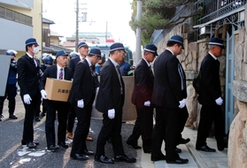 山口組総本部に捜索に入る兵庫県警の捜査員ら＝８日午後３時６分、神戸市灘区篠原本町４
