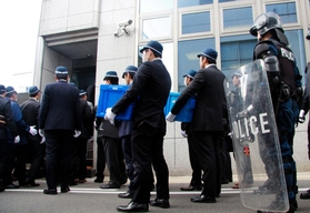 山健組事務所に捜索に入る兵庫県警の捜査員＝１２日午後２時２６分、神戸市中央区花隈町